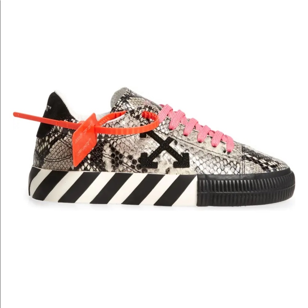 Off-White
snakeskin-effect sneakers